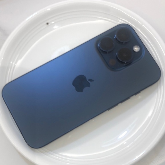 Apple Smartphone in Deep Blue iPhone 15pro unlocked - Picture 1 of 2